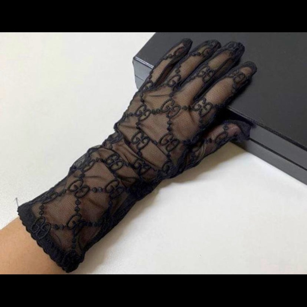 Lace gloves